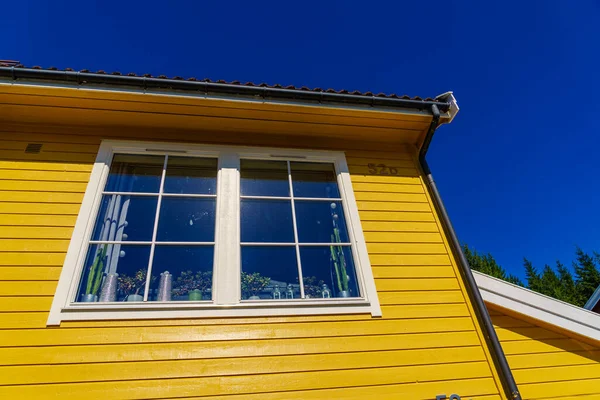 Fenêtre Sur Maison Murale Jaune Détail Architecture Fasade Bâtiment Scandinave — Photo