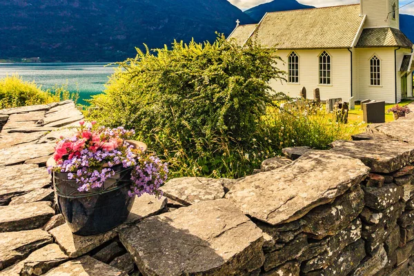 Chiesa Legno Bianco Norvegese Nel Villaggio Nes Nel Fiordo Lusterfjord — Foto Stock