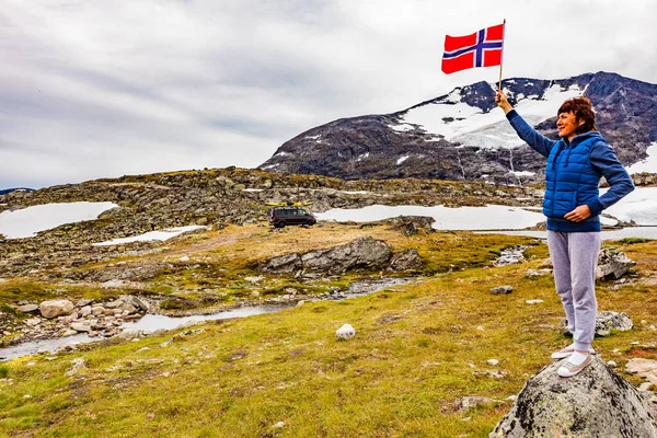 Dağlarda Norveç Bayrağı Taşıyan Bir Kadın Çatıda Kanosu Olan Bir — Stok fotoğraf