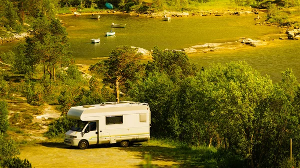 Camper Coche Camping Noruego Naturaleza Viajar Vacaciones Concepto Aventura —  Fotos de Stock