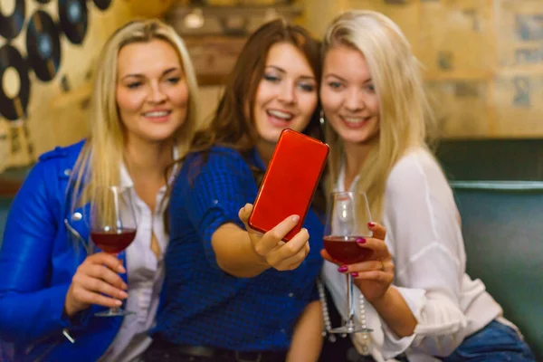 Szczęśliwe Dziewczyny Najlepsze Przyjaciółki Pijące Alkohol Nocnym Klubie Plotkując Rozmawiając — Zdjęcie stockowe
