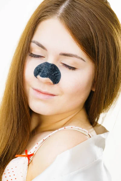鼻に木炭ストリップを持つ女性 黒頭の洗浄のためのマスクを削除 肌の色を気にする女の子 美の治療だ スキンケア — ストック写真
