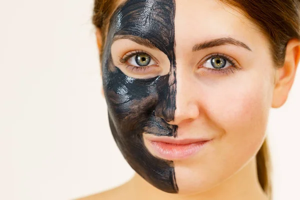 마스크를 얼굴의 청소하는 여드름 — 스톡 사진