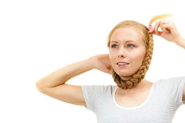 Jovem Loira Com Cabelos Longos Torno Pescoço Haircare Penteados Trançados — Fotografia de Stock