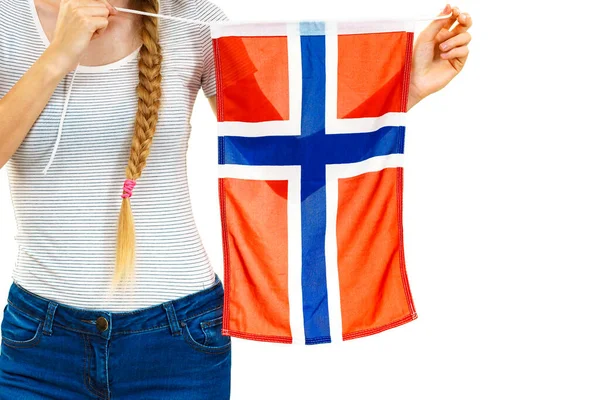 金发女学生 拿着挪威国旗 难以辨认 教育和旅行 — 图库照片