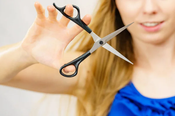 Jovem Mulher Segurando Tesouras Ferramenta Pronta Para Cortar Cabelo Mulher — Fotografia de Stock