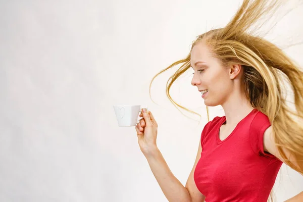Blond Flicka Med Blåsa Långt Hår Håller Hjärtformade Kaffekopp Grå — Stockfoto