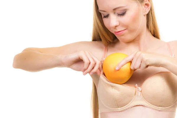 Λεπτή Νεαρή Γυναίκα Μικρά Βυζιά Βάζει Μεγάλα Πορτοκαλί Φρούτα Στο — Φωτογραφία Αρχείου