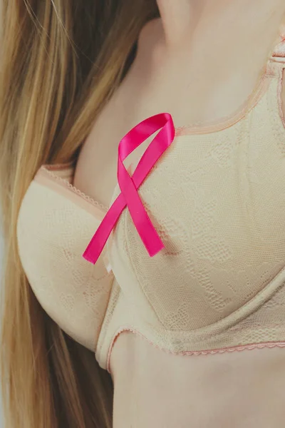 女人把粉红的带子挂在胸前 身穿胸罩的女性象征着对乳腺癌患者的认识 希望和精神支持 — 图库照片
