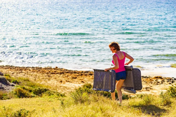 ビーチデッキチェアを運ぶ女性 夏休み — ストック写真