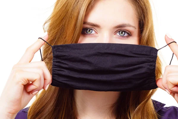妇女使用黑色防护可重复使用的口罩 盖住嘴 验尸官的预防健康与安全 — 图库照片