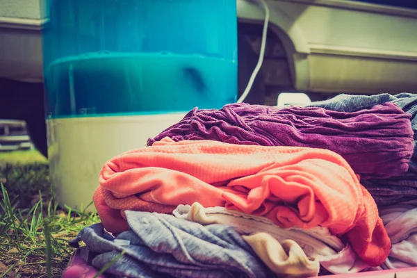 Πλένω Ρούχα Στο Τροχόσπιτο Μπολ Καθαρά Ρούχα Και Πλυντήριο Ρούχων — Φωτογραφία Αρχείου