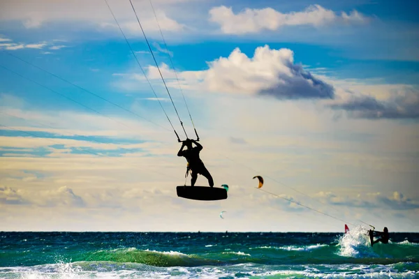 Ombordstigning Kite Surfare Aktion Tarifa Spanien Idrottsaktivitet Människor Gör Kitesurfing — Stockfoto