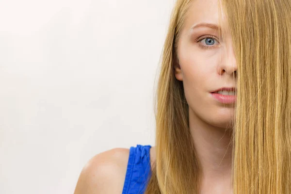 Portret Van Een Jonge Vrouw Vrouw Met Lang Blond Haar — Stockfoto