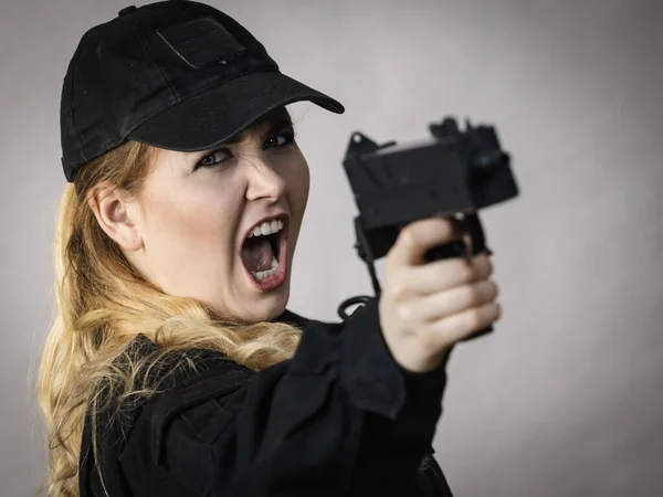 Donna Tiene Pistola Automatica Mano Esercito Arma — Foto Stock