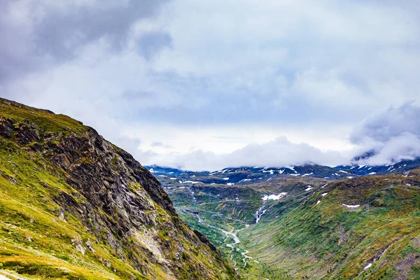 Nyári Hegyek Táj Norvégiában Felhős Időjárás Nemzeti Turisztikai Festői Útvonal — Stock Fotó