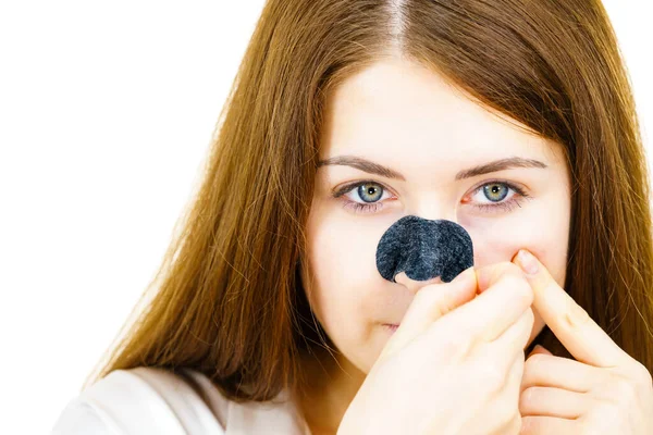 Mujer Quitando Poro Limpieza Máscara Textil Tiras Carbón Nariz Chica —  Fotos de Stock