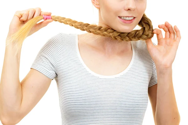 Blondynka Długimi Warkoczami Pielęgnacja Włosów Fryzura Styl Kobiecy — Zdjęcie stockowe