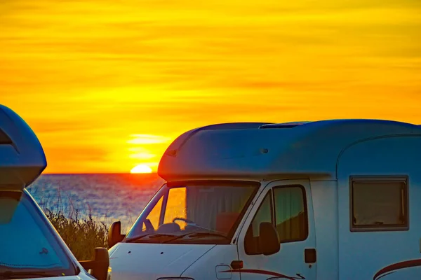 Caravan Recreatieve Voertuig Bij Zonsopgang Aan Middellandse Zee Kust Spanje — Stockfoto