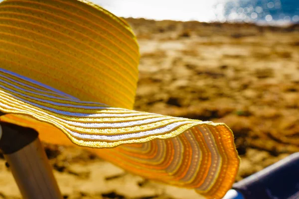 Sommer Und Urlaub Erholung Meer Stuhl Und Gelber Strohhut Sandstrand — Stockfoto