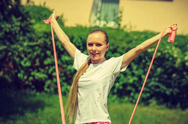 Genç Bir Kadın Parkta Spor Yapıyor Spor Aksesuarı Direniş Bandı — Stok fotoğraf