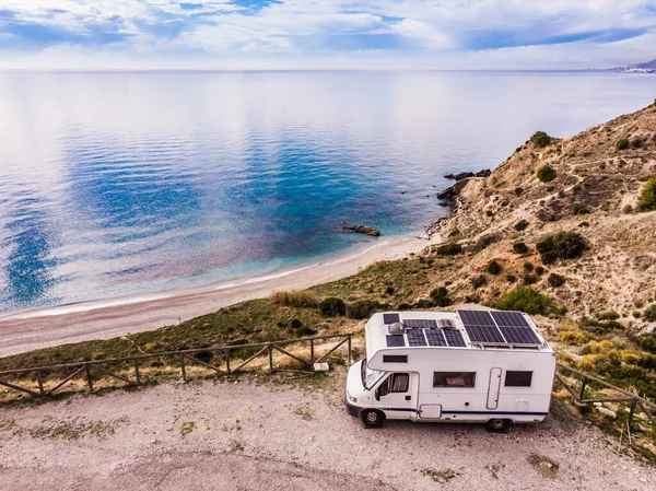Caravana Com Painéis Solares Telhado Acampar Costa Mar Penhasco Região — Fotografia de Stock
