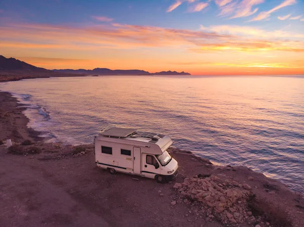 Luftaufnahme Camper Car Camping Der Küste Küste Bei Sonnenaufgang Abenteuer — Stockfoto