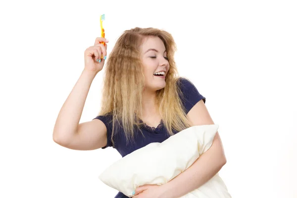 眠いです幸せな女性とともにブロンド髪巨大ホワイト枕保持歯ブラシ取得準備 — ストック写真