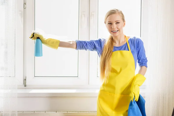Jonge Vrouw Gele Handschoenen Schoonmaken Ruit Thuis Met Vod Spray — Stockfoto