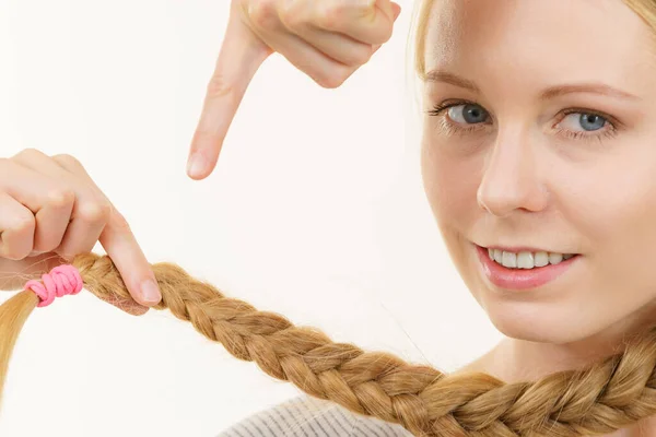Blond Meisje Met Lang Vlechthaar Haarverzorging Populair Kapsel — Stockfoto