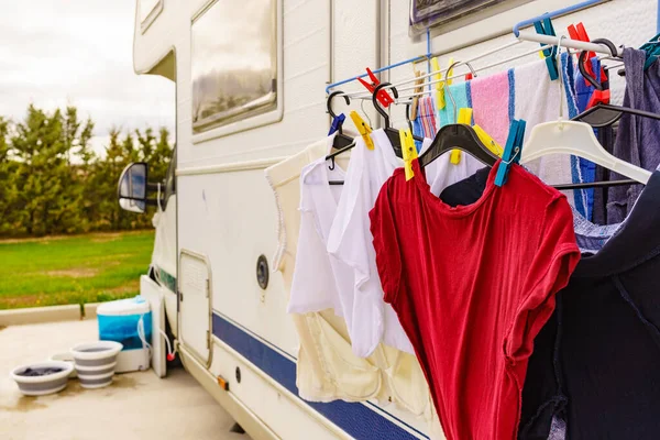 在大篷车的室外晾干衣服 清洗衣物 挂在晾衣绳上晾干 背景中的碗和洗衣机 度假旅行 — 图库照片