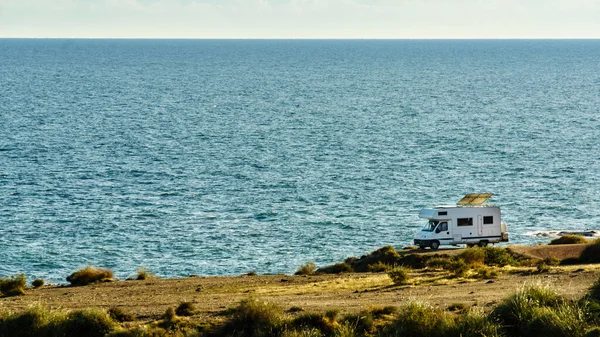 Deniz Kıyısında Kamp Yapan Bir Karavan Endülüs Spanya Nın Kosta — Stok fotoğraf
