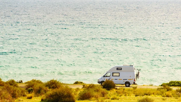 Campervan Κάμπινγκ Στην Ακτή Της Θάλασσας Στην Ισπανία Ζωή Στο — Φωτογραφία Αρχείου