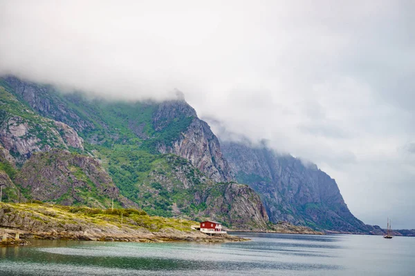 Mořská Krajina Jachty Kamenné Ostrůvky Mezi Vodami Fjord Vjestfjord Lofoten — Stock fotografie