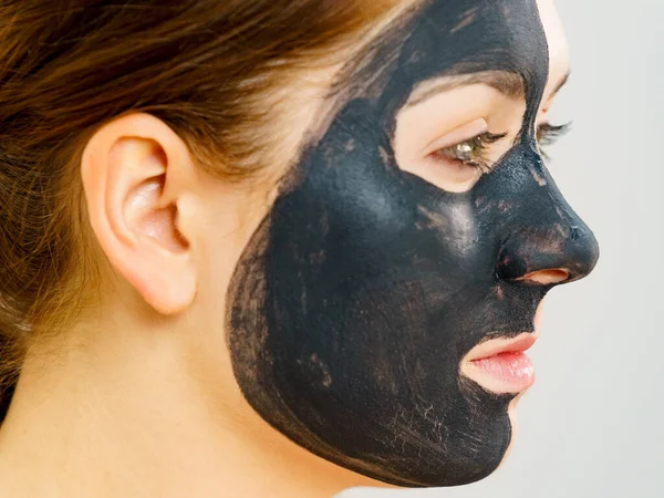 Hudvård Kvinna Med Träkol Ansiktsmask Djup Rengöring Ansiktet Skönhet Spa — Stockfoto