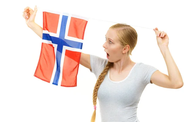 ブロンドの若い女性10代の少女の毛はノルウェーの旗を保持しています 北欧人 — ストック写真