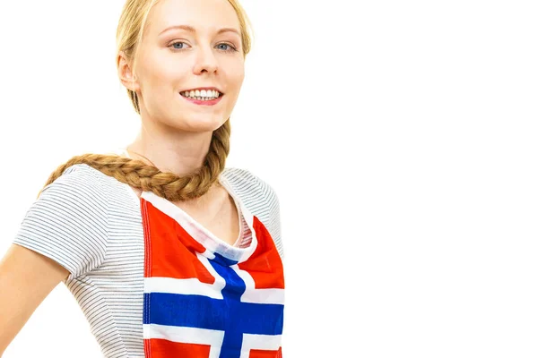 胸にノルウェー国旗を掲げた金髪の女子学生 語学学習 — ストック写真
