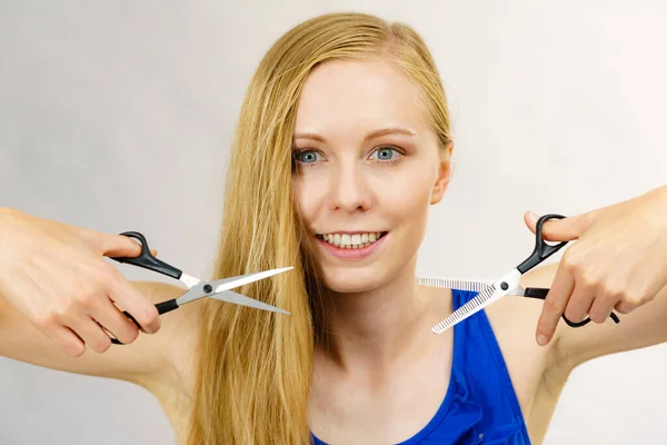 理发美发的概念 年轻的金发女人拿着剪刀 展示正常的工作工具和稀疏的剪子 — 图库照片