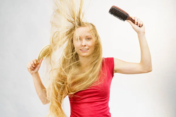 Blondýnka Dlouhé Špinavé Vlasy Drží Dva Kartáče Jeden Přirozenými Štětinami — Stock fotografie