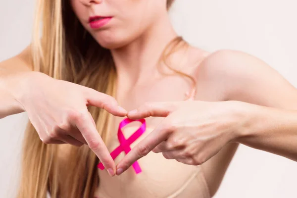 Kobieca Różowa Wstążka Klatce Piersiowej Kształtuje Serce Dłońmi Świadomość Raka — Zdjęcie stockowe