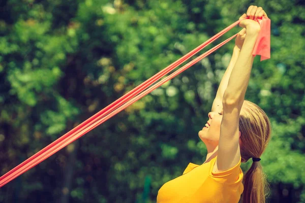 Genç Kadın Parkta Spor Yapıyor Spor Aksesuarı Direnç Bandı Kayış — Stok fotoğraf