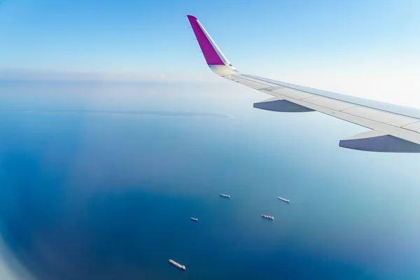 비행기 창문에서 화물선으로 수있다 폴란드 상공을 비행기 — 스톡 사진
