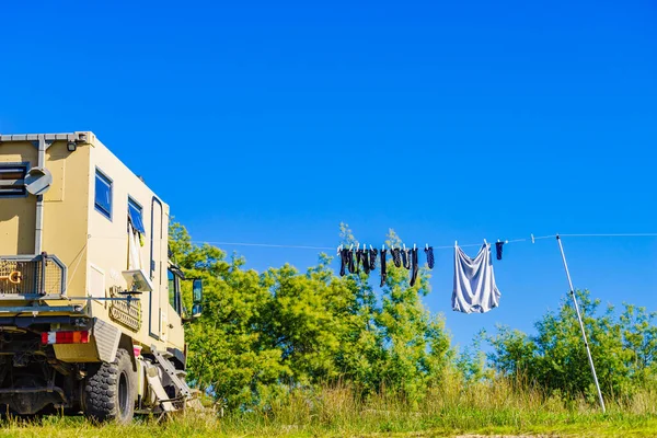 Rvの道路の旅にキャンプ キャンパー ローリーモーターホームで乾燥するためにぶら下がっている洗濯服 — ストック写真