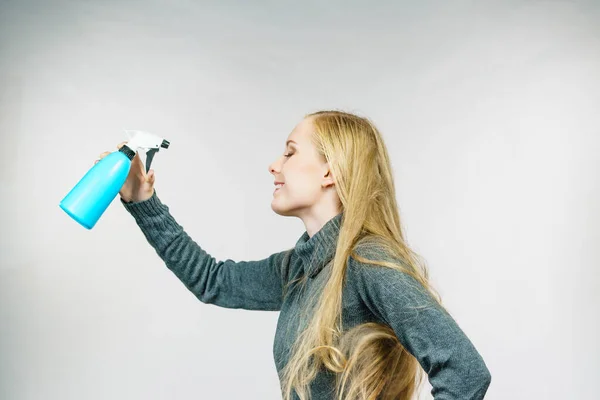 Unge Kvinnelige Lange Blonde Hår Holder Flaske Påfører Spray Vann – stockfoto