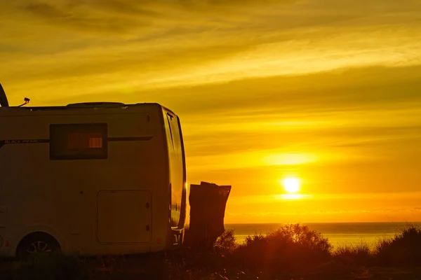 Deniz Ufkunda Yükselen Güneş Sahil Kıyısında Kamp Yapan Karavan Spanya — Stok fotoğraf