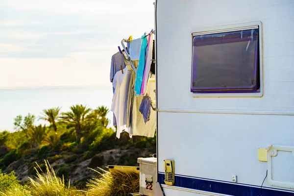 Caravan Voertuig Met Kleding Drogen Vakantie Met Stacaravan Kamperen Zee — Stockfoto