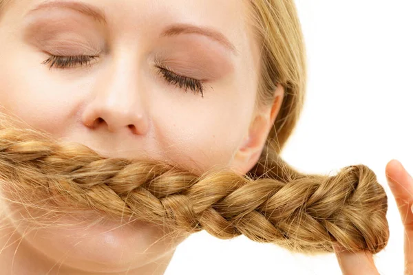 Menina Loira Fechou Olhos Cobrindo Sua Boca Com Cabelos Longos — Fotografia de Stock