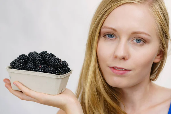 Woman Holding Fresh Blackberry Fruits Paper Box Healthy Seasonal Fruit — Stock Photo, Image
