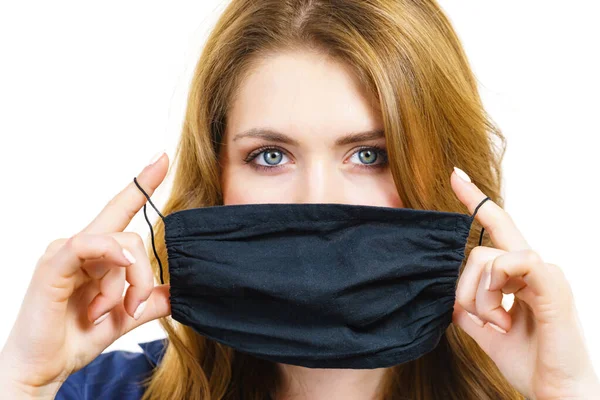 妇女使用黑色防护可重复使用的口罩 盖住嘴 验尸官的预防健康与安全 — 图库照片