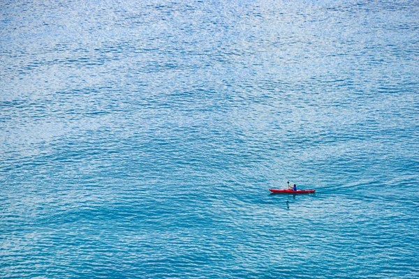 Человек Плавающий Каяке Синему Морю Активный Отдых — стоковое фото